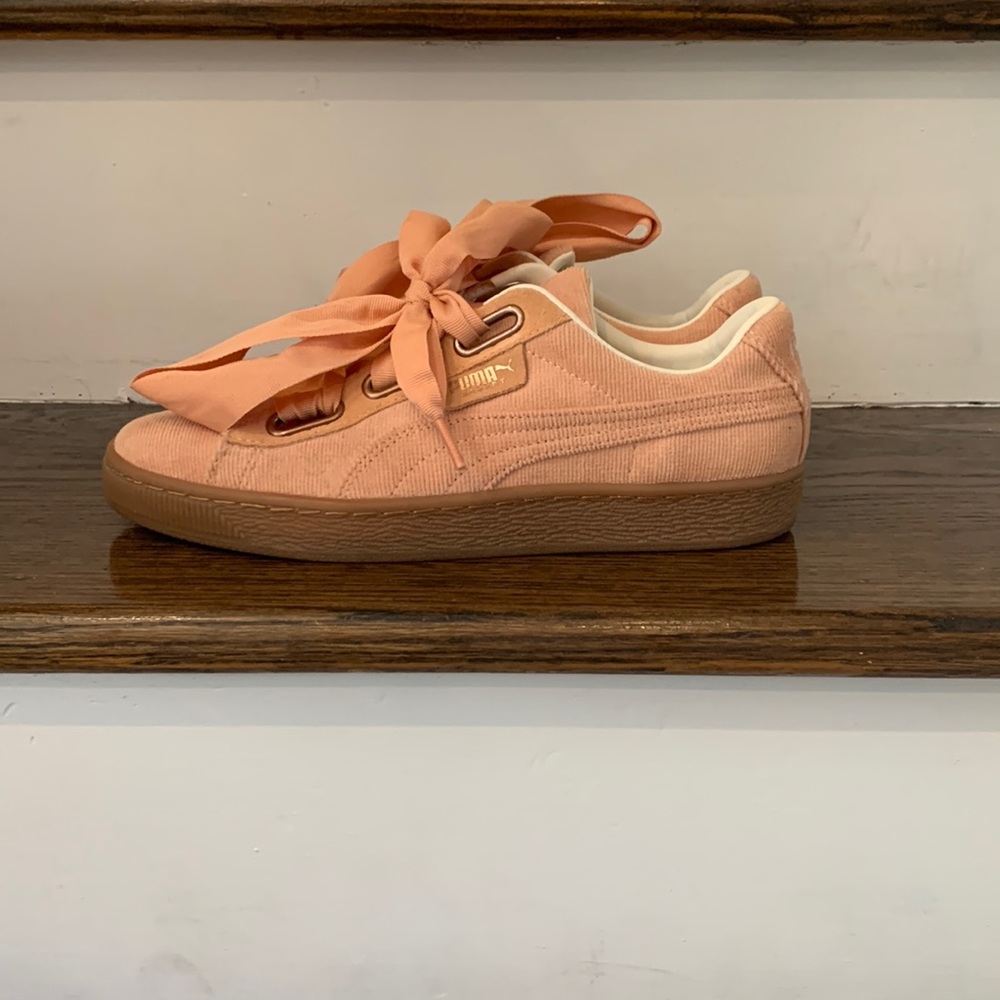 Women’s adorable Puma low rise sneakers. Great condition! Like new size 9